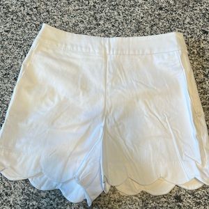 NWT! Scalloped white shorts, size M